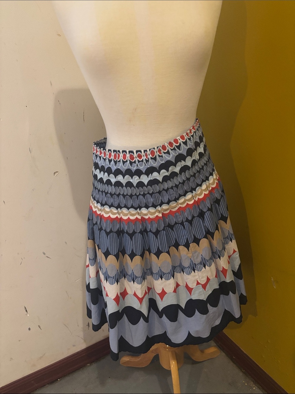 Ann Taylor Loft 4P Women's Patterned A-Line Skirt in Navy, Red & Cream
